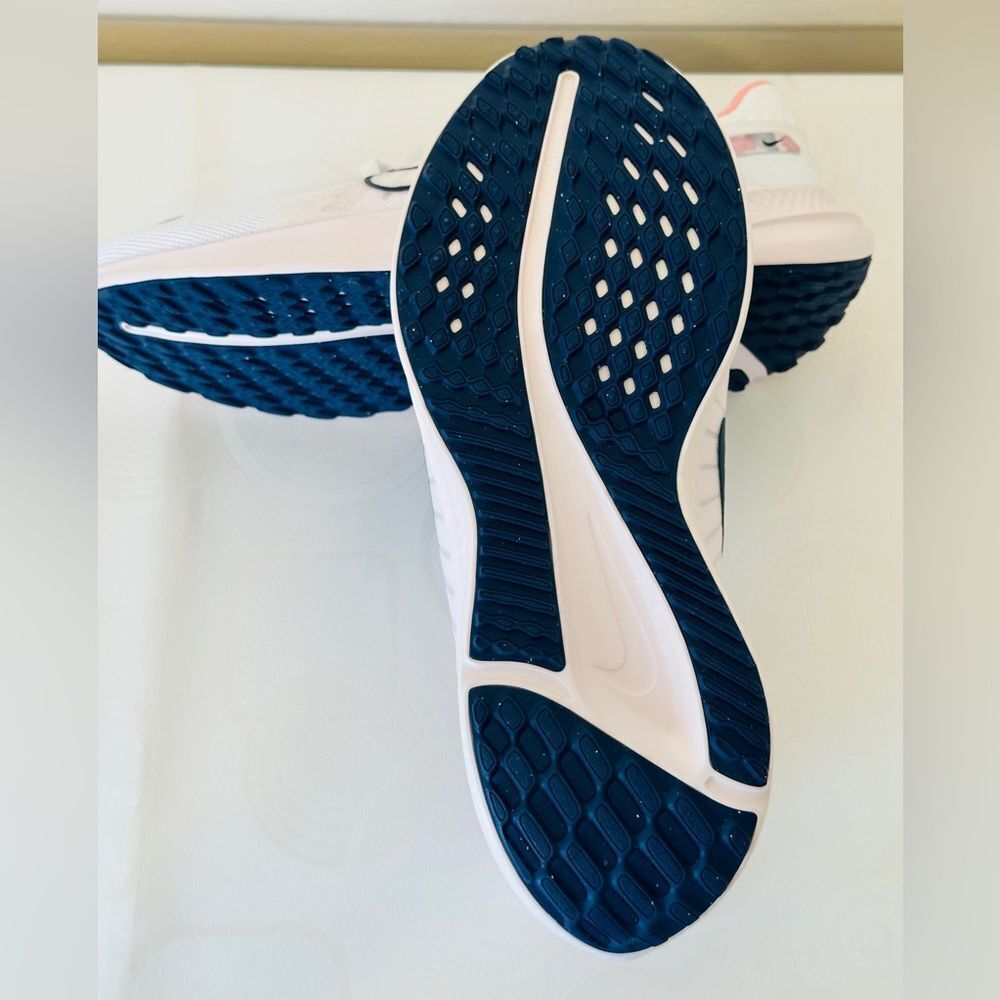 Nike Women’s Quest 5 Premium Road Running sneakers size 7,5 new - Picture 11 of 13